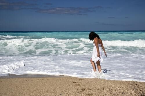 Image for the poem Ghostly Encounter On The Beach